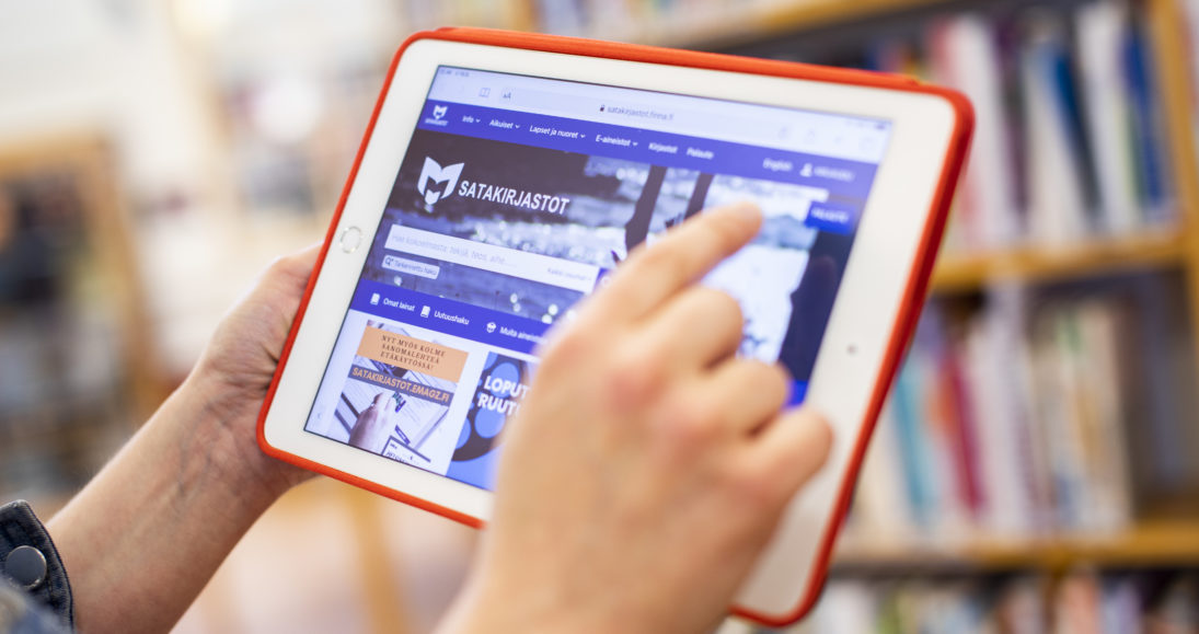 Ipad, jossa avoinna Satakirjastojen verkkosivu