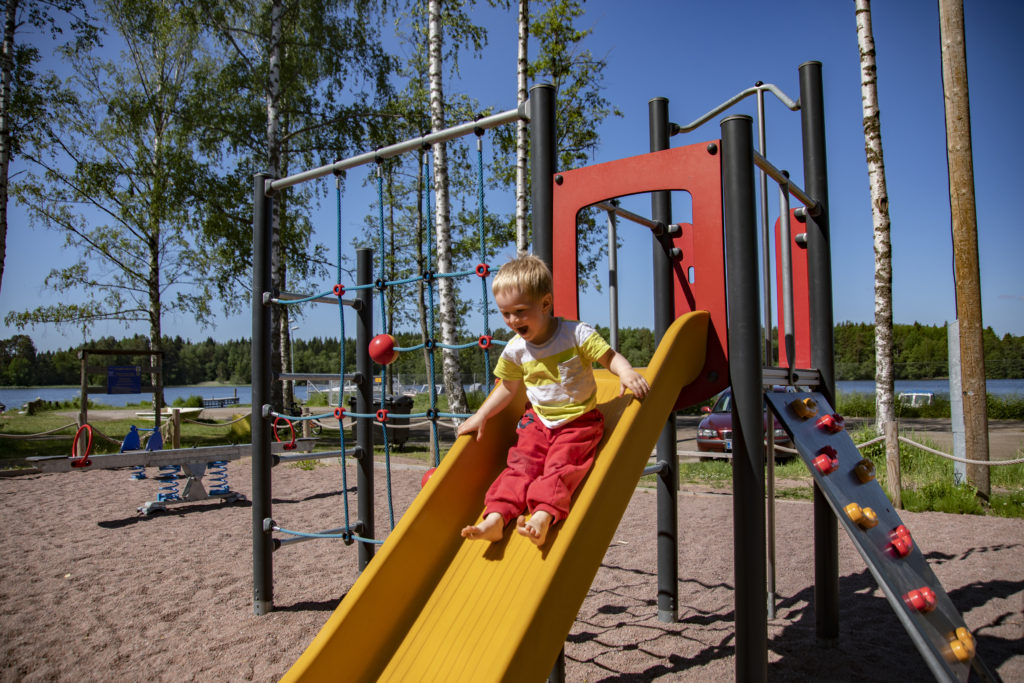 Lapsi liukumäessä