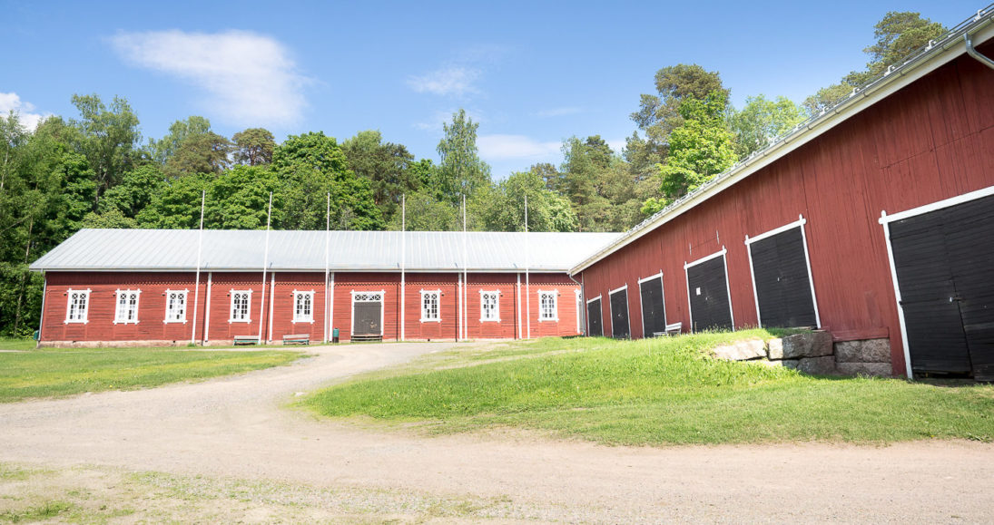 Punaiset Tallinmäen rakennukset Kauttuan Ruukinpuistossa