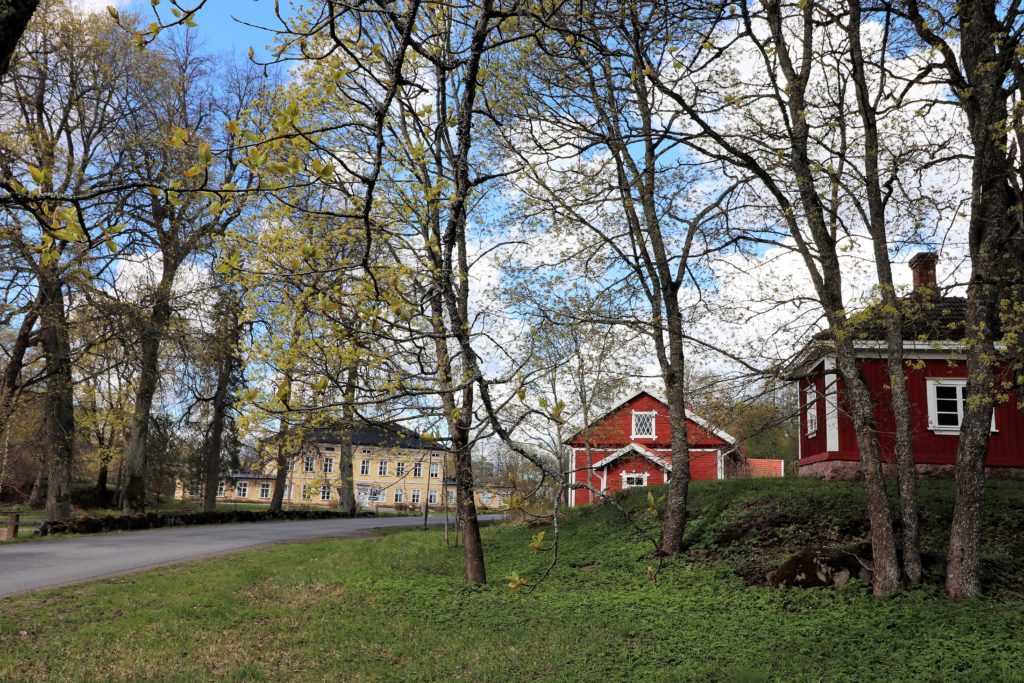 Kauttuan Ruukinpuiston rakennuksia keväisessä maisemassa.