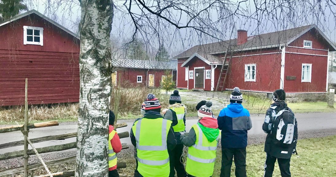 Lapset etsimässä Pokemoneja Hinnerjoen museon maisemissa.