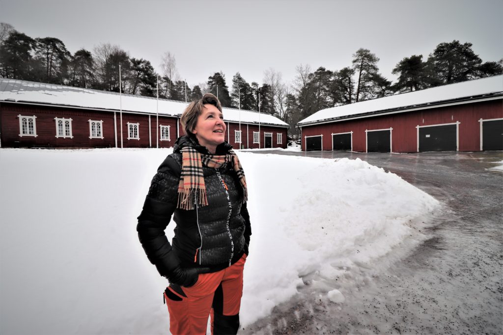 Hankekoordinaattori Sari Lehtimäki-Kataja talvisessa maisemassa Ruukinpuiston Tallinmäellä.