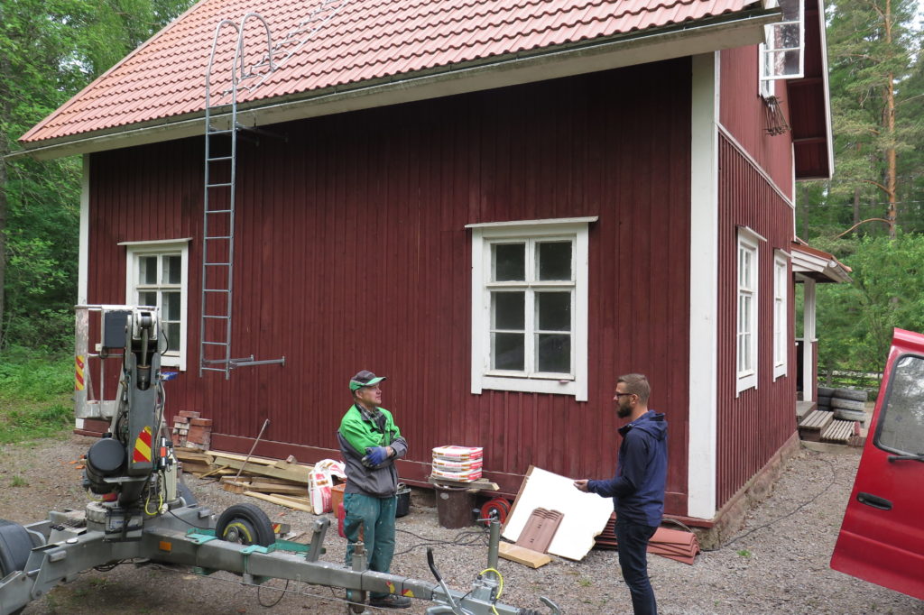 Punainen tupa Ruukinpuistossa Kaksi miestä keskustelemassa talon edustalla. Väinölän uusi omistaja Taito Vesamäki ja Satakunnan Museon rakennuskonservaattori Kalle Virtanen keskustelevat käynnissä olevasta Väinölän korjauksesta kesällä 2018.
Kuva Liisa Nummelin