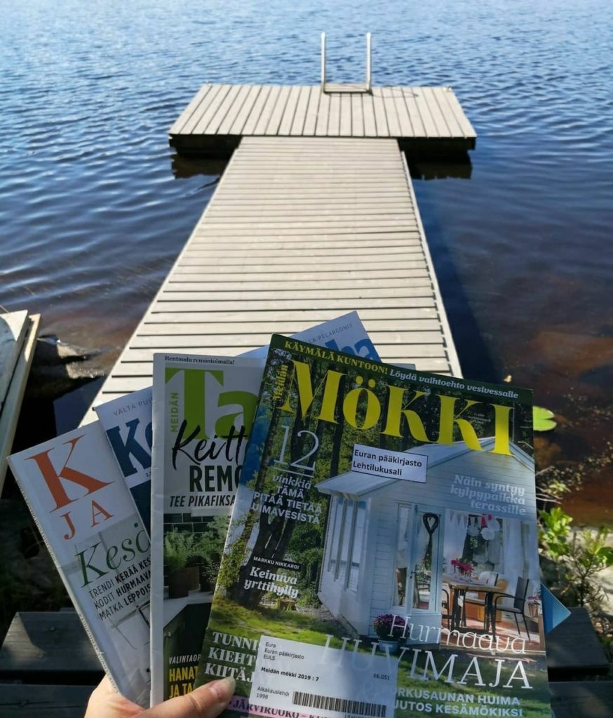 Laituri ja järvi sekä kesäisiä aikakauslehtiä.