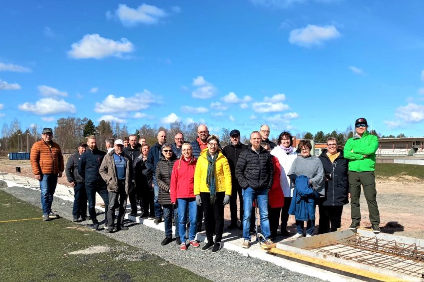 Ryhmäkuva kierrokseen osallistuineista henkilöistä Euran urheilukeskuksella