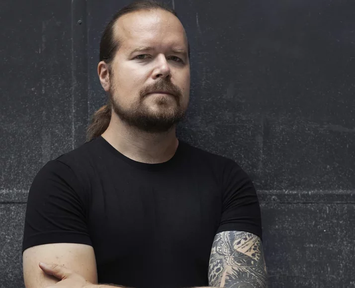 Kuvassa esikoiskirjailija, Insomnium yhtyeen laulaja-basisti Niilo Sevänen