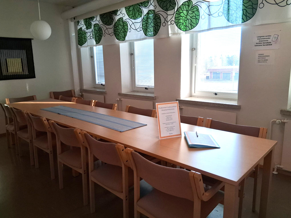 Kuvassa Kiukaisten kirjaston kokoustila.